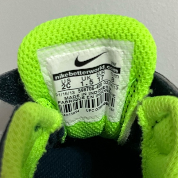 Nike Infant Sneakers Size 2C - Picture 4 of 4